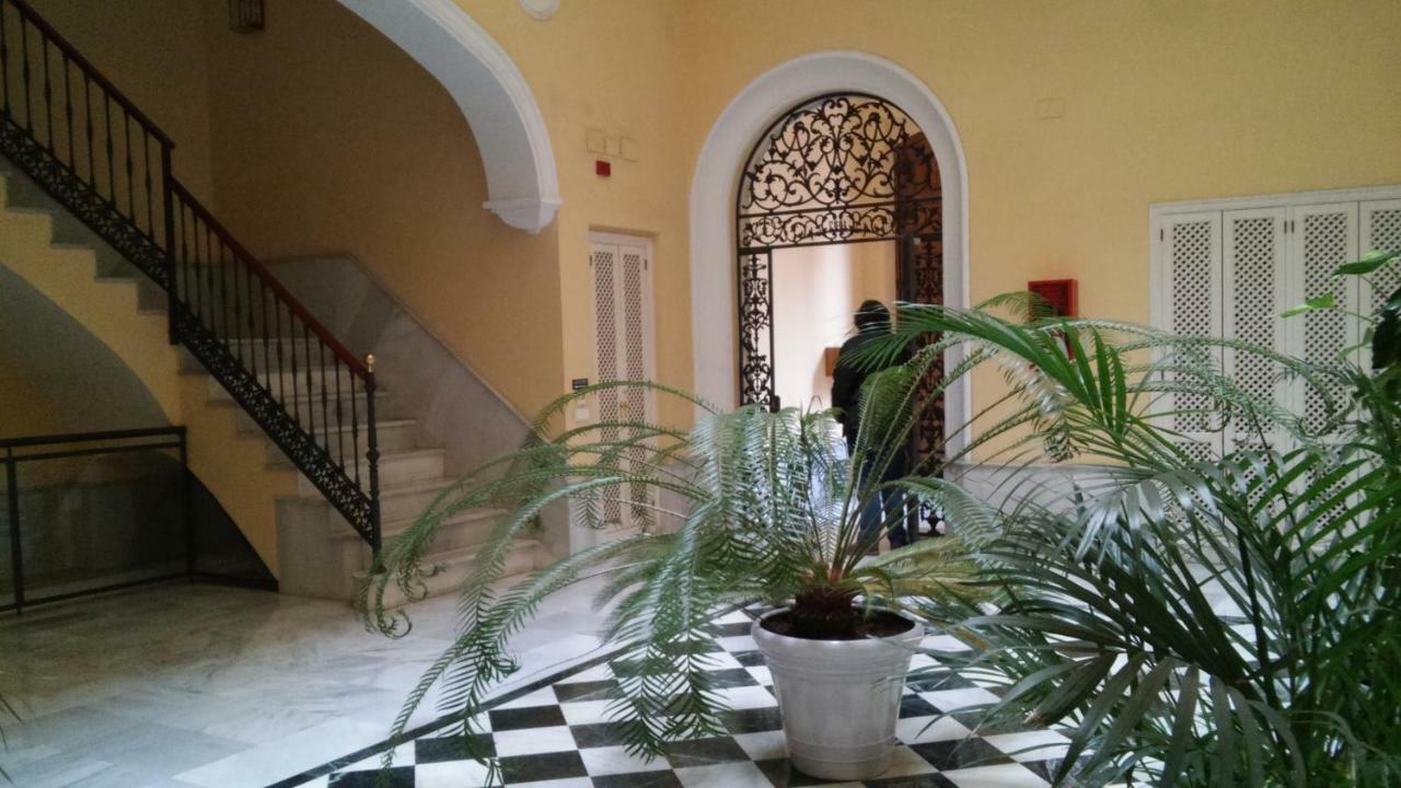 Luxurious 2 Bedroom Flat In A Historic Building Seville Exterior photo