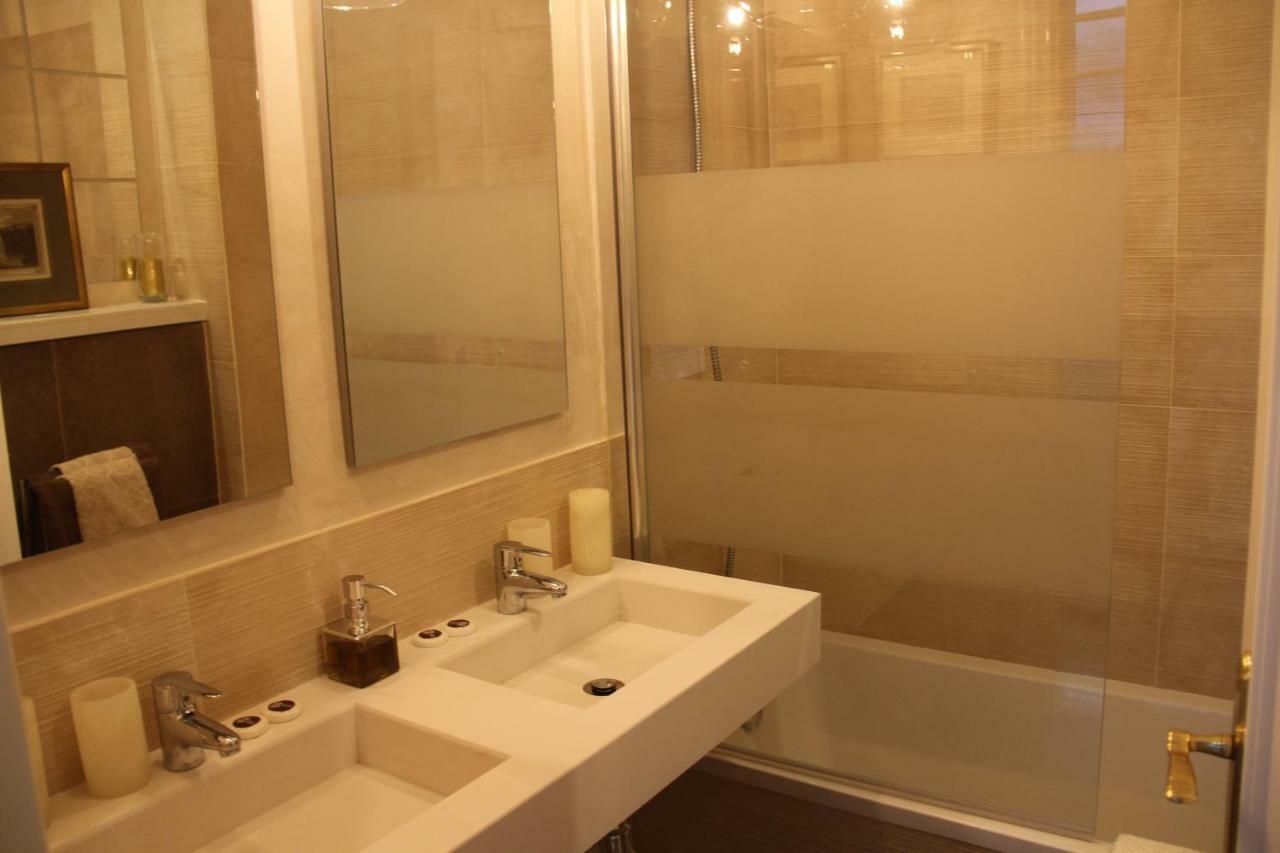 Luxurious 2 Bedroom Flat In A Historic Building Seville Exterior photo